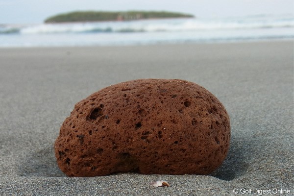 波に運ばれ、砂浜に残された石（撮影：リコー CX5）