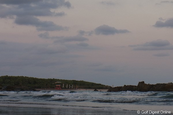 波の先に悠然と鳥居を構える青島神社（撮影：リコー CX5）