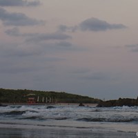 波の先に悠然と鳥居を構える青島神社（撮影：リコー CX5） 2011年 LPGAツアーチャンピオンシップリコーカップ 事前 青島神社