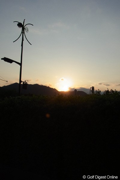 2011年 LPGAツアーチャンピオンシップリコーカップ 事前 夕陽 晩秋を迎えても南国の太陽のチカラは強い。元気がもらえそう（撮影：リコー CX5）