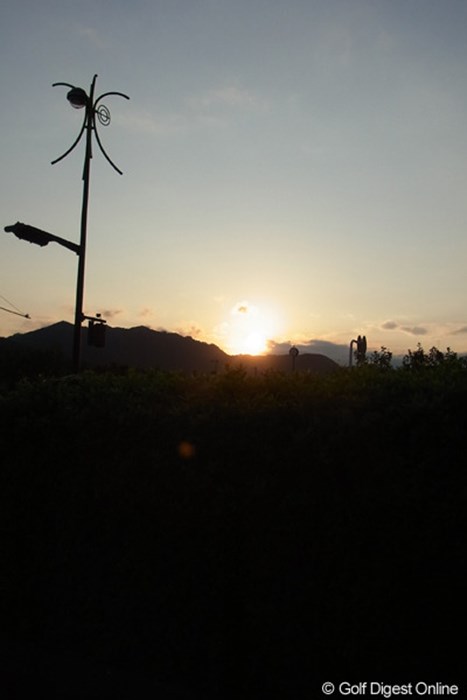 晩秋を迎えても南国の太陽のチカラは強い。元気がもらえそう（撮影：リコー CX5） 2011年 LPGAツアーチャンピオンシップリコーカップ 事前 夕陽