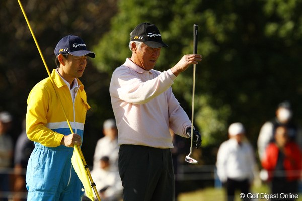 2011年 カシオワールドオープンゴルフトーナメント 初日 青木功 ラインを読む青木功。新たな勲章は加わるか