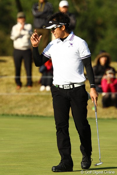 2011年 カシオワールドオープンゴルフトーナメント 初日 上井邦浩 この強風の中でノーボギーとは凄い！最終9番もバーディで締めて笑顔です。
