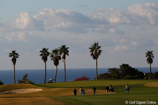 2011年 カシオワールドオープンゴルフトーナメント 初日 10番グリーン 今日は朝から良いお天気。太平洋が見えて、まるでハワイのような雰囲気のKochi黒潮です。