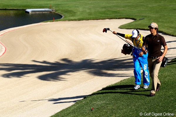 2011年 カシオワールドオープンゴルフトーナメント 初日 石川遼 バンカーに落ちる影までもがハワイっぽいです。