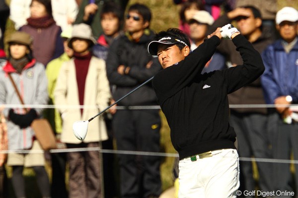 2011年 カシオワールドオープンゴルフトーナメント 初日 武藤俊憲 前週のチャンピオンは、2オーバーとやや出遅れ。スタートホールのティショットがロストするなどの不運も。石川・松山との同組は、ちょっとやり辛かったところもあっただろうか・・・。
