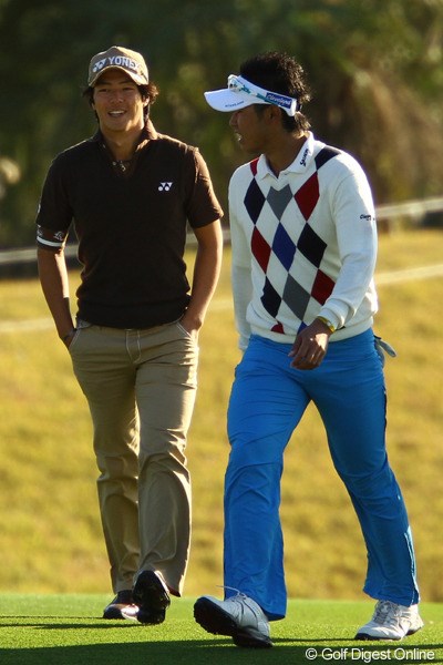 2011年 カシオワールドオープンゴルフトーナメント 初日 石川遼と松山英樹 今日一日ほとんど接触する事のなかった2人。最終ホール、やっと笑顔で会話してました。