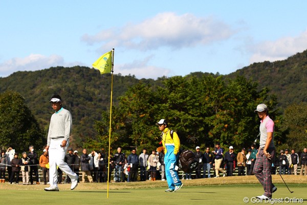 2011年 カシオワールドオープンゴルフトーナメント2日目 石川遼＆松山英樹 予選落ちした松山英樹だけでなく、2日間同組でラウンドした石川遼もこの日は「75」と後退した。