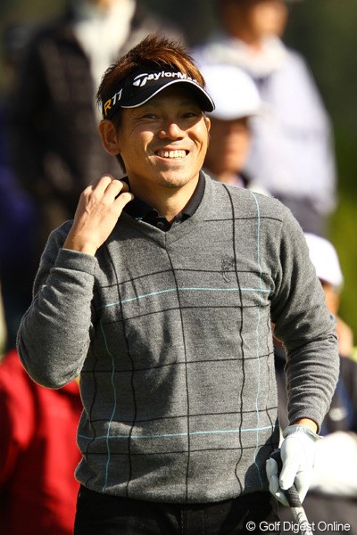 2011年 カシオワールドオープンゴルフトーナメント2日目 田中秀道 解説のマイクもイイですが、やっぱりまだまだクラブを握ってもらわないとね。久々に笑顔の秀道さんが見られて、素直に嬉しいです。