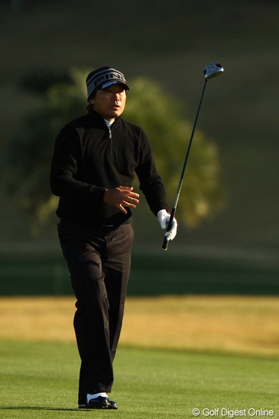 2011年 カシオワールドオープンゴルフトーナメント 2日目 塚田好宣 現在賞金ランキング73位。18位タイで予選通過。このままの順位で行ければ、逆転でのシード権獲得も。