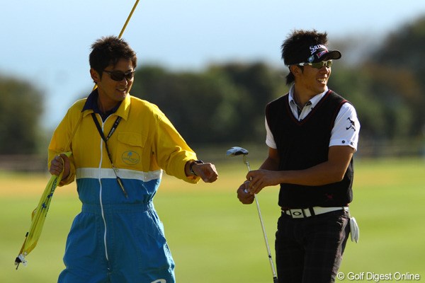 2011年 カシオワールドオープンゴルフトーナメント 2日目 上井邦浩 15番バーディゲット！同組の青木功さんにからかわれて照れ笑いです。