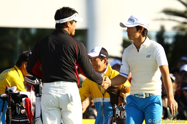 2011年 カシオワールドオープンゴルフトーナメント 3日目 武藤俊憲＆石川遼 今日も同組の2人。「カメラマン達が今日もガチャガチャうるさいですけど、よろしくお願いします！」と朝のご挨拶をしたかどうかは不明です。