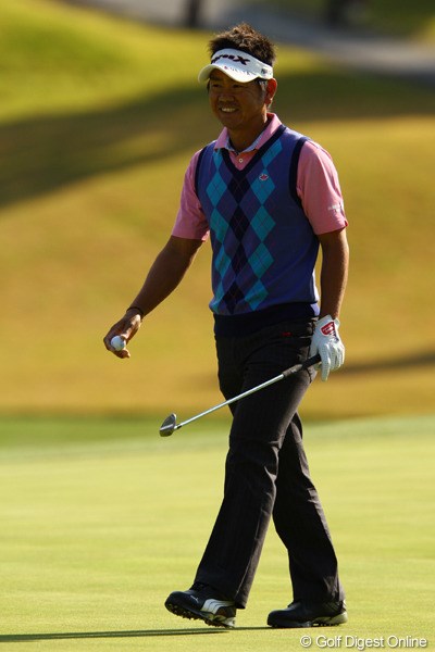 2011年 カシオワールドオープンゴルフトーナメント 3日目 藤田寛之 チップインバーディで笑顔。試合中に藤田さんの笑顔が久々に撮れた気がします。