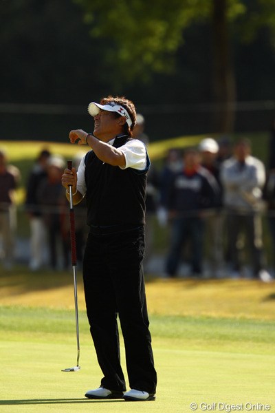 2011年 カシオワールドオープンゴルフトーナメント 3日目 尾崎直道 短いバーディパットを外して「お父さん頼むよぉ。今のパットですごい神経擦り減ったなぁ。」と。毎ショット自己解析をしてくれる直道さんです。