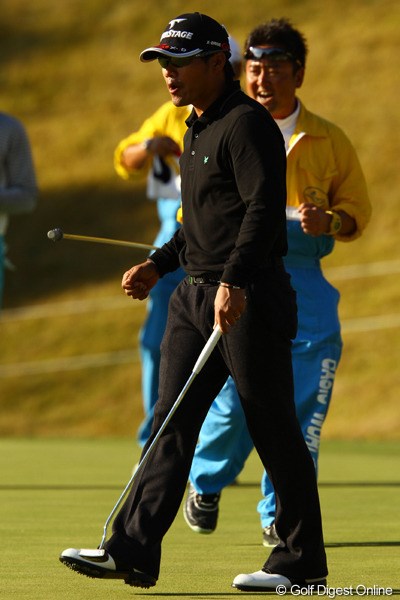 2011年 カシオワールドオープンゴルフトーナメント 3日目 宮里優作 17番で長～いバーディパットを沈めてガッツポーズ！あっ、後ろに写るキャディの杉澤さんの方がド派手なガッツポーズ・・・でした。