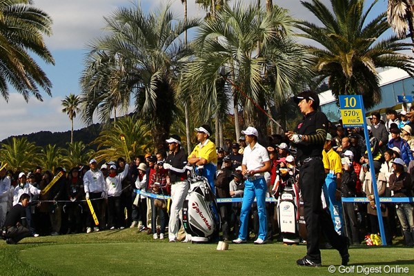 2011年 カシオワールドオープンゴルフトーナメント 3日目 冨山聡 大ギャラリーを引き連れた石川組。ティショットを放つ冨山聡がシード獲得に向け大きく前進した。