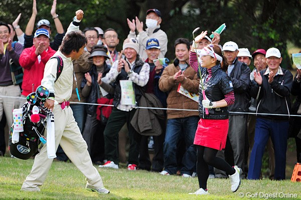 2011年 LPGAツアーチャンピオンシップリコーカップ 最終日 有村智恵 4番でチップインバーディ！首位に迫る勢いを見せていた有村智恵だったが、終盤に力尽きた