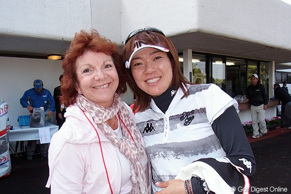 2011年 LPGAツアーチャンピオンシップリコーカップ 最終日 大山志保 オフのオーストラリア合宿で、ホストファミリーとしてお世話をしてくれる、シャーリー・ファーガソンさんが来日してま～す。（リコーCX-5で撮影）