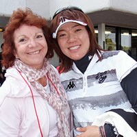 オフのオーストラリア合宿で、ホストファミリーとしてお世話をしてくれる、シャーリー・ファーガソンさんが来日してま～す。（リコーCX-5で撮影） 2011年 LPGAツアーチャンピオンシップリコーカップ 最終日 大山志保