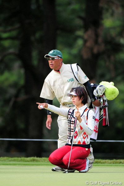 2011年 LPGAツアーチャンピオンシップリコーカップ 最終日 森田理香子 今井哲男キャディもこの日のラウンドが現役最後。森田理香子と共に長いキャディ人生を締めくくった