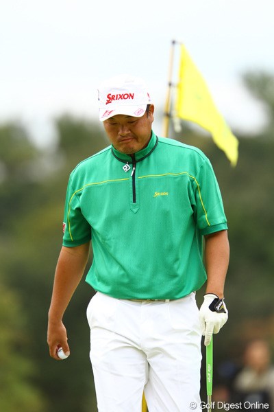 2011年 カシオワールドオープンゴルフトーナメント 最終日 小田孔明 パターがもう少し入ってればチャンスあったんですけどねぇ。残念。