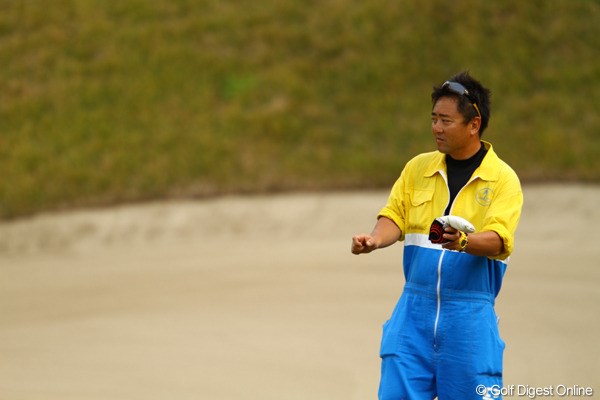 2011年 カシオワールドオープンゴルフトーナメント 最終日 キャディの杉澤さん 出ました！杉澤さんのブロックサイン！もちろんサインは「送りバント」です。