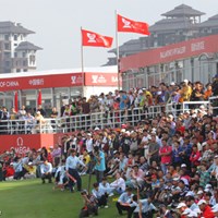 地元中国組のホールアウト時は上段のVIP席からも人が溢れていた 2011年 オメガミッションヒルズワールドカップ 最終日 ギャラリー