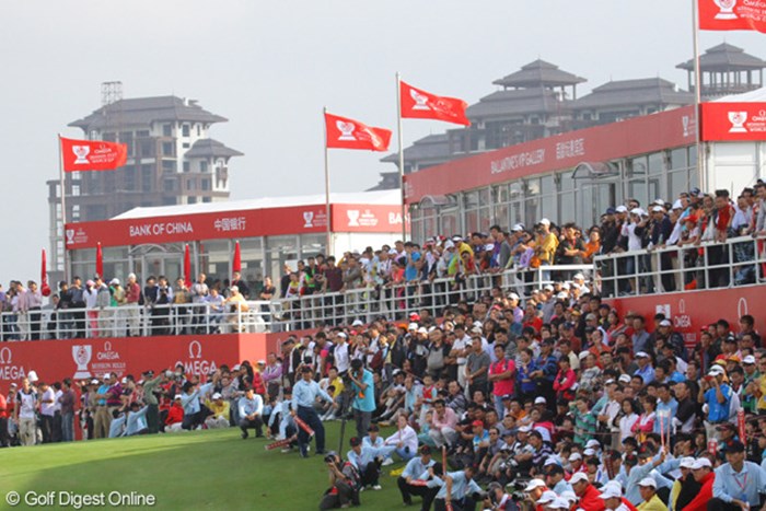 地元中国組のホールアウト時は上段のVIP席からも人が溢れていた 2011年 オメガミッションヒルズワールドカップ 最終日 ギャラリー