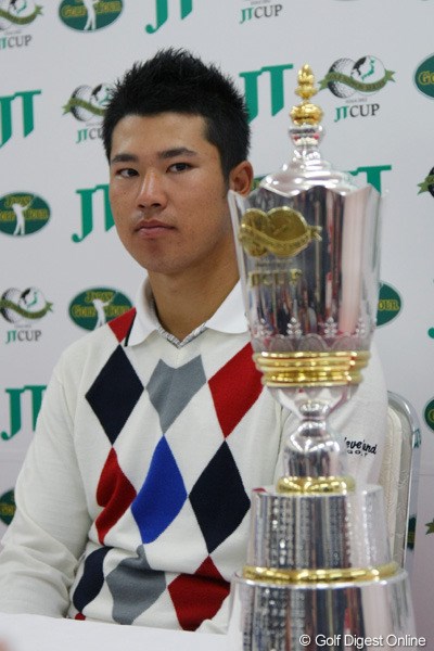 2011年 ゴルフ日本シリーズJTカップ 事前  松山英樹 松山英樹は開幕前日はプロアマ戦に出場せず、打撃レンジなどで調整。優勝カップが置かれた会見場で心境を語った。