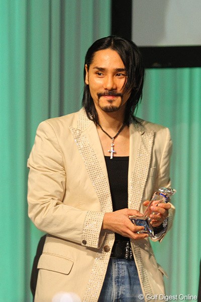 2011年 第40回ベストドレッサー賞授賞式 鬼塚勝也 元プロボクサーの鬼塚勝也はアーティストとしてデビュタント賞を受賞した