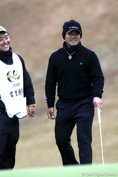 2011年 ゴルフ日本シリーズJTカップ 初日 宮里優作 長袖3枚、ニット帽、カイロ4枚と寒さ対策は問題なし。藍ちゃんも応援に来場