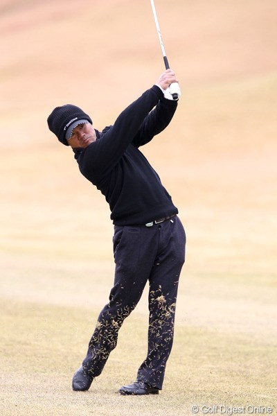 2011年 ゴルフ日本シリーズJTカップ 2日目 宮里優作 白いラフにニット帽…寒々しいコンディションを宮里優作は耐えた