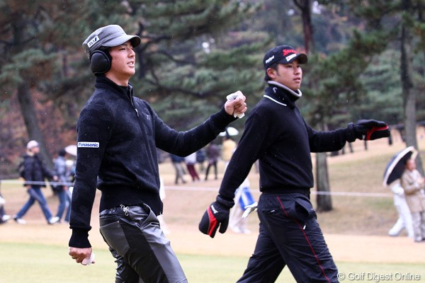 2011年 ゴルフ日本シリーズJTカップ 2日目 石川遼 松山英樹 楽しそうに一緒の組でラウンドする2人のスター