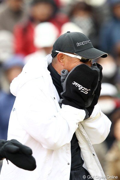 2011年 ゴルフ日本シリーズJTカップ 2日目 谷口徹 寒さ対策？大会ジャンパーと気合、それにしても寒そうじゃないですか