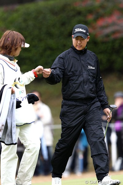 2011年 ゴルフ日本シリーズJTカップ 2日目 ドンファン 5位タイと踏ん張りグータッチ