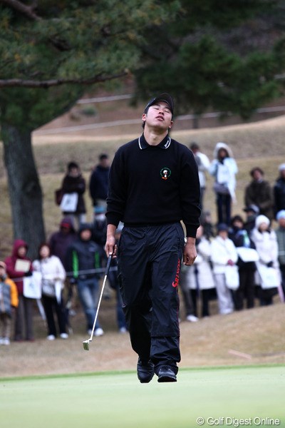 2011年 ゴルフ日本シリーズJTカップ 2日目 松山英樹 パターは入らず・・・天を仰ぐ松山君