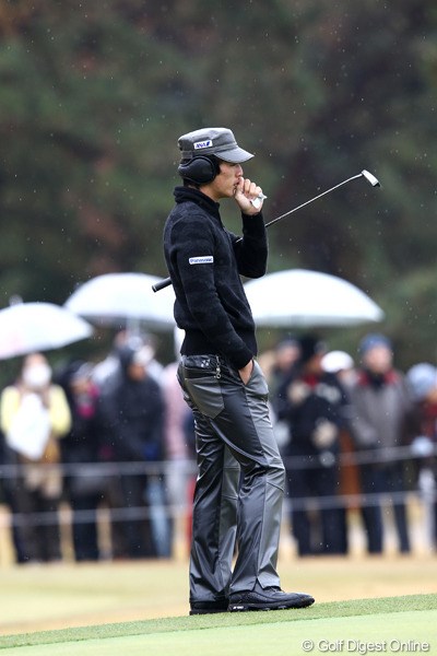 2011年 ゴルフ日本シリーズJTカップ 2日目 石川遼 寒さ対策のカイロと耳あて昨日は金今日は黒さて明日は？