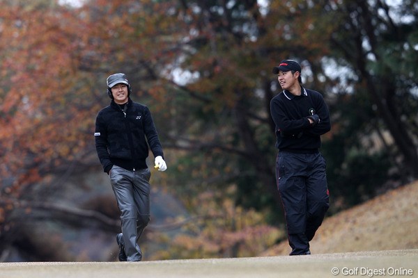 2011年 ゴルフ日本シリーズJTカップ 2日目 石川遼 松山英樹 仲良くラウンドする石川遼と松山英樹。前週、石川は松山の歯切れの良いスイングから大きなヒントを得たという