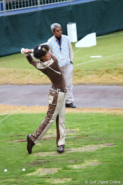 2011年 ゴルフ日本シリーズJTカップ 3日目 石川遼 晴れ間の除いた午後、石川遼はコース内の練習場で打ち込みを続けた