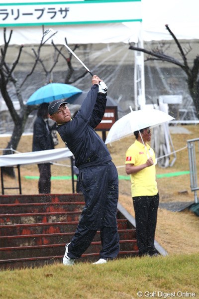 2011年 ゴルフ日本シリーズJTカップ 3日目 谷口徹 首位タイに立つ谷口徹は小雨の残る練習場で調整してコースを後にした