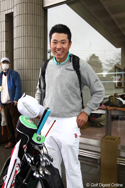 2011年 ゴルフ日本シリーズJTカップ 3日目 松山英樹 帰り仕度を終え車を待ってます