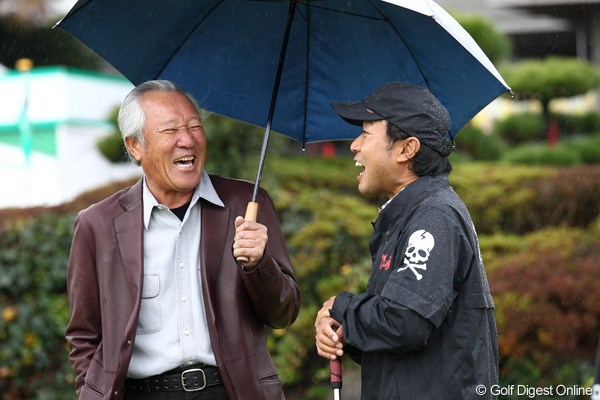 2011年 ゴルフ日本シリーズJTカップ 3日目 青木功 片山晋呉  談笑
