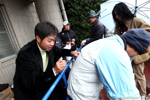 2011年 ゴルフ日本シリーズJTカップ 3日目 池田勇太 ギャラリーの背中にサインのサービス