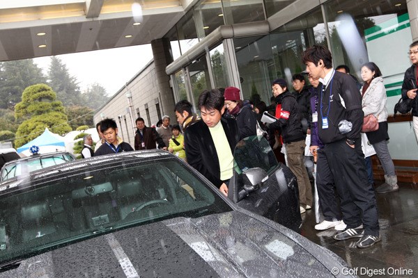 2011年 ゴルフ日本シリーズJTカップ 3日目 池田勇太 自分の愛車に乗り込む若大将