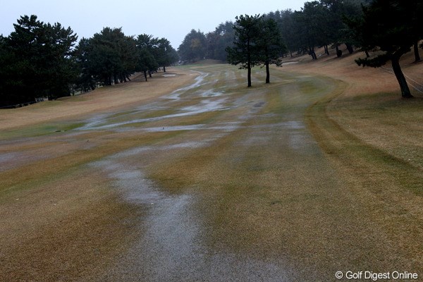 2011年 ゴルフ日本シリーズJTカップ 3日目 10番H 10番ホールも雨で川のように・・・