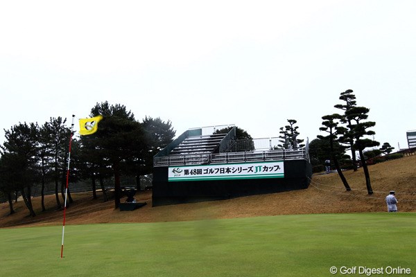 2011年 ゴルフ日本シリーズJTカップ 3日目 18番H もちろんスタンドにはギャラリーはいません
