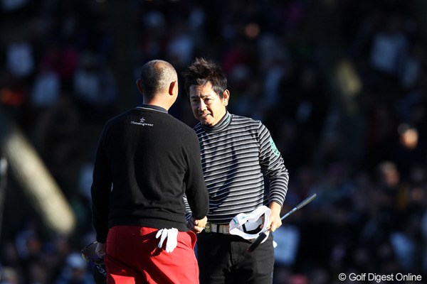 2011年 ゴルフ日本シリーズJTカップ 最終日 藤田寛之 谷口徹 お互いの健闘にギャラリーからも拍手が・・・