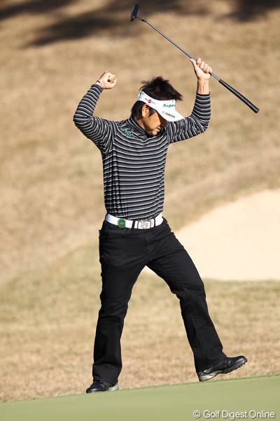 2011年 ゴルフ日本シリーズJTカップ 最終日 藤田寛之 17番イーグルでトップに追いつき「ヨッシャ」