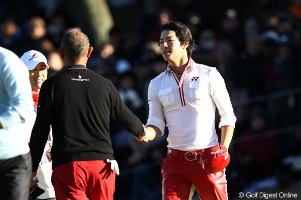 2011年 ゴルフ日本シリーズJTカップ 最終日 石川遼 最後のプレーを終えて谷口さんとお疲れの挨拶