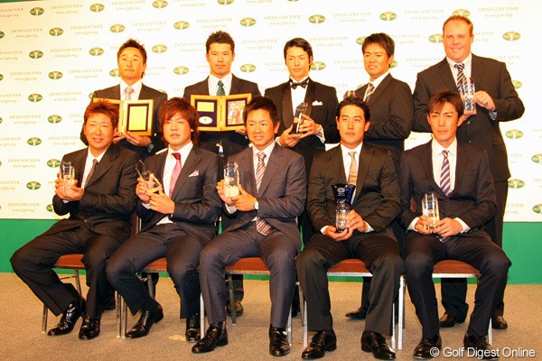 2011年 ジャパンゴルフツアー表彰式 受賞者 各賞を受賞した選手たちが笑顔で写真に収まった